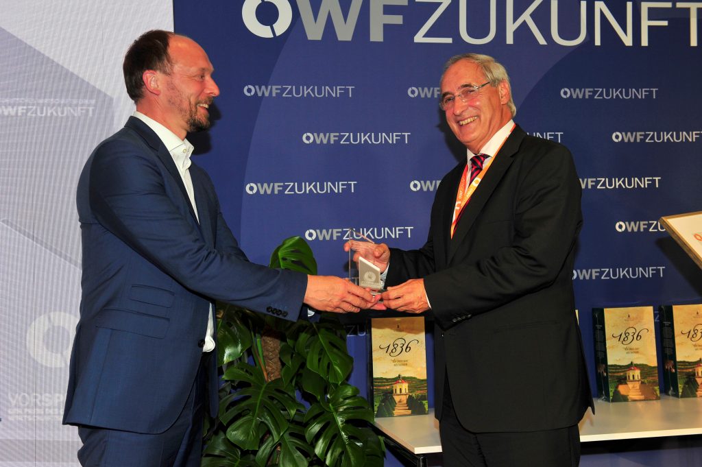 SONOTEC GmbH erhält Wirtschaftspreis „Vorsprung“ auf dem OWF Zukunft (Marco Wanderwitz und Preisträger Hans-Joachim Münch (SONOTEC)- ©Succo